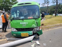부산 강서구서 마을버스가 가로등 충격…승객 4명 다쳐