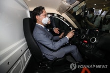 전기 배송차량 탑승한 산업부 차관