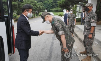 윤호중, 육군 코로나19 백신접종 현장 방문