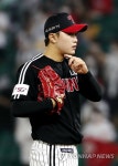 SSG에 역전 허용한 LG 김윤식