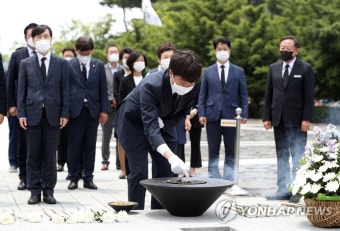 이준석 대표, 노무현 전 대통령 참배