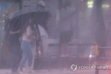소나기에... 섬이 되어버린 버스정류장