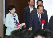 극장정치 달인 도쿄지사…올림픽·코로나 중대국면에 왜 입원?