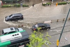 강한 소나기에 광주 북구 동문대로 일부 구간 침수