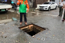 빗물 배수시설 역류…떠내려간 맨홀 뚜껑