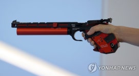 신중하게 조준하는 진종오
