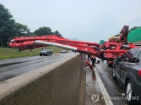 서울양양고속도로 졸음쉼터 공사중 크레인 넘어져…양방향 통제