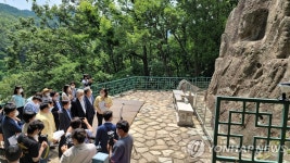 울산 어물동 마애여래좌상 살펴보는 문화재청장