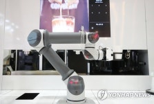 로봇이 커피 서빙하는 카페