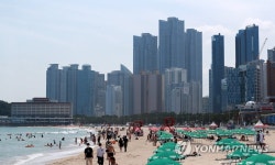 활짝 문 열린 해수욕장