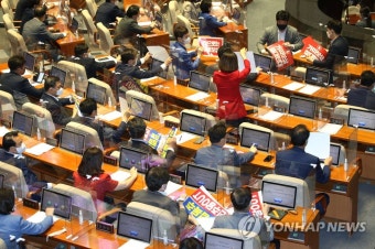 민주당 규탄 손팻말 나눠드는 국민의힘