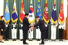 삼정검 수치 수여하는 문재인 대통령