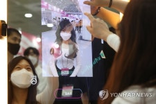 스마트 거울로 미리보는 헤어 스타일
