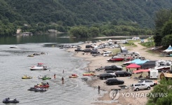 캠핑족 몰린 홍천강