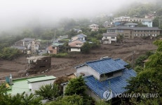 일본 시즈오카현 산사태로 토사가 주택지 덮쳐
