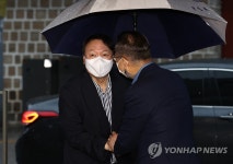 윤석열, 국민의힘 우산 안으로?