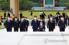 이동하는 송영길 대표
