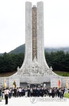 윤석열, 대전현충원 현충탑 참배
