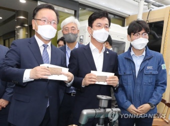 첨단명함 선물 받은 김부겸 총리와 허태정 대전시장