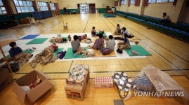 초등학교 강당으로 대피한 해남 주민들