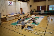 초등학교 강당으로 대피한 해남 주민들