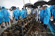 어민들과 피해 현장 찾은 김승남 의원과 이승옥 군수