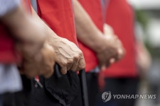 용기 내 기자회견 나선 조합원들