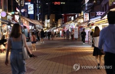 코로나 재확산에 한산한 홍대 거리