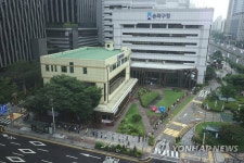 보건소 건물 둘러싼 선별진료소 긴 줄