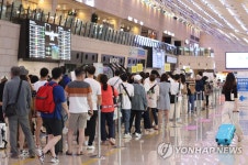 휴가철 붐비는 김포공항