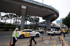 콘크리트 부스러기 쏟아진 광주 동운고가…긴급 점검