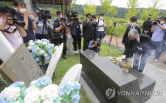 천안함 묘역 앞에 선 최재형