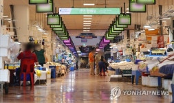 사회적 거리두기 4단계 한산한 노량진수산시장