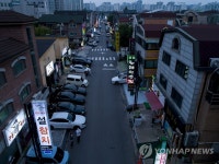 수도권 거리두기 4단계 시행 첫날, 줄어든 인적