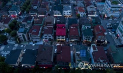 수도권 거리두기 4단계 시행 첫날, 한산한 백석역 먹자골목