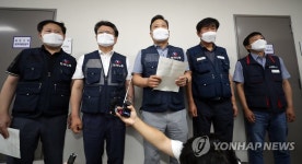 기자회견하는 한국노총 근로자위원들