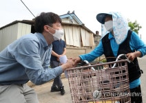 이길리 수해 주민 위로하는 이준석 대표