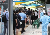 직장-학교-PC방 등 감염 속출…경로 조사 중 닷새째 30%대