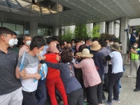 옥상서 투신 라이트월드 투자자 거센 반발…충주시청 출입통제