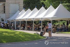 꽉 찬 선별진료소 대기 장소