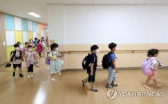 방학 맞은 학생들, 거리두며 집으로