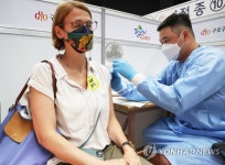 백신접종 받는 국제학교 교사