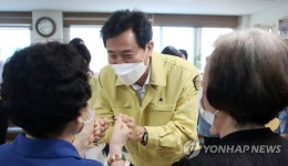 어르신들과 인사하는 오세훈 시장