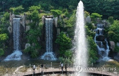 시원하게 쏟아지는 인공폭포