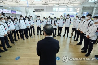올림픽 축구대표팀 격려하는 이용수 대한축구협회 이사