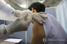 코로나19 백신 접종하는 고등학교 3학년 학생