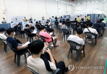 코로나19 백신 접종 마친 고3 학생들과 교직원