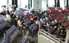 체육관 관중석에 대기하는 고3·교직원