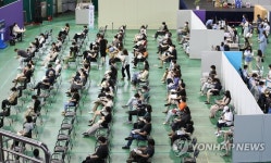 붐비는 부천체육관 예방접종센터