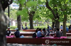 나무 그늘 아래 피서